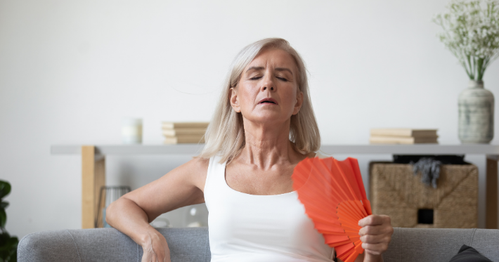 [Solle] A menopausa ainda é, para muitas mulheres, associada quase exclusivamente aos famosos “calorões”. No entanto, essa é apenas uma das manifestações possíveis de uma fase muito mais complexa